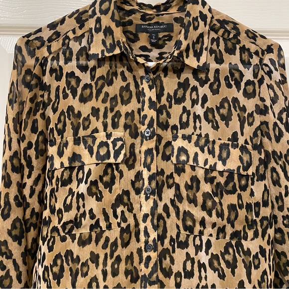 3/$25 Banana Republic Leopard Button Down - Picture 3 of 3